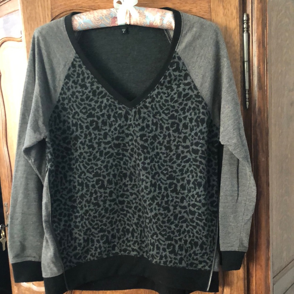 Leopard print V-neck longsleeve sweater size small. Zipper accents